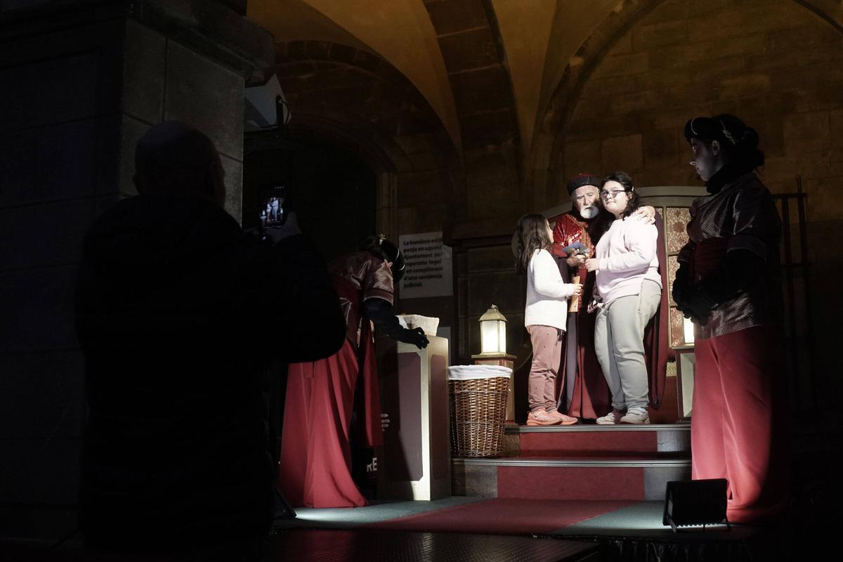 Totes les fotos dels infants de Manresa donant la carta al Príncep Assuan