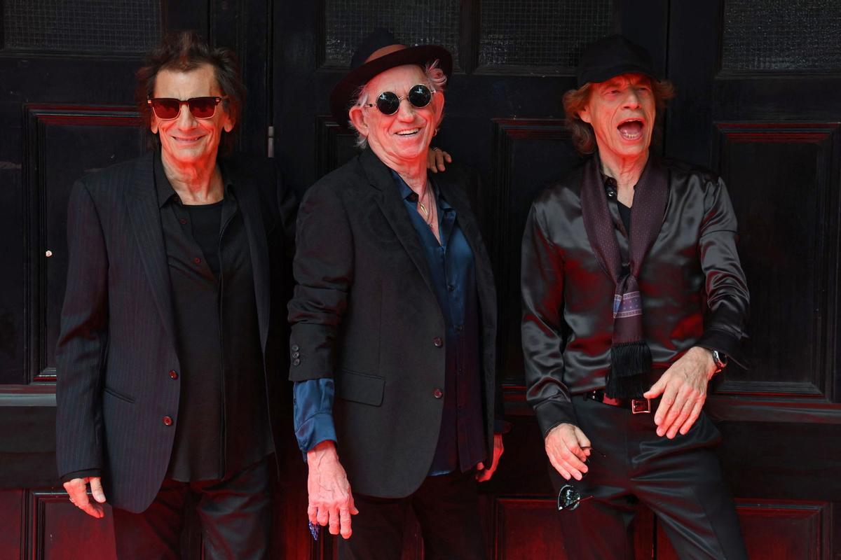 Ron Wood, Keith Richards y Mick Jagger de la legendaria banda de rock británica The Rolling Stones presentan su nuevo álbum, Hackney Diamonds en Hackney Empire en Londres el 6 de septiembre de 2023. Es su primer disco con material inédito desde 2005.