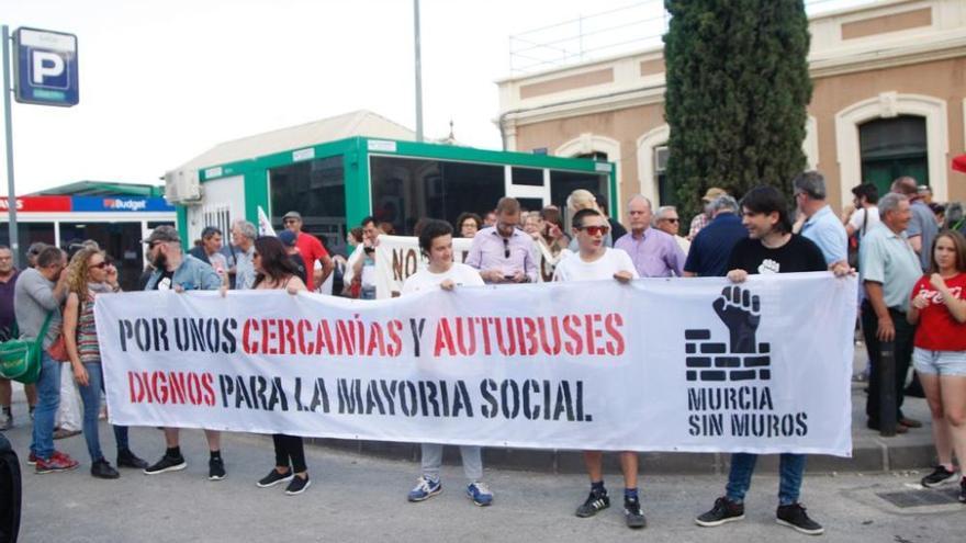 La manifestación para exigir una mejora en los Cercanías recorre Murcia