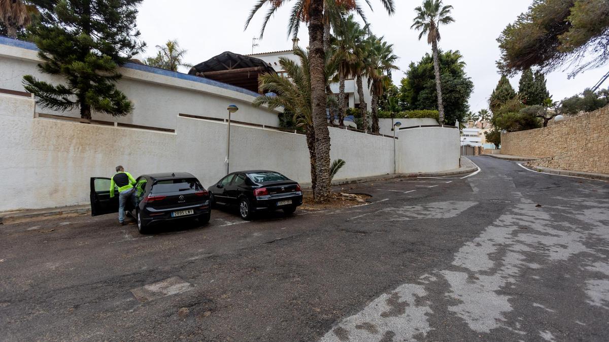 Dos vehículos estacionan en Cala Palmera, en una imagen reciente.