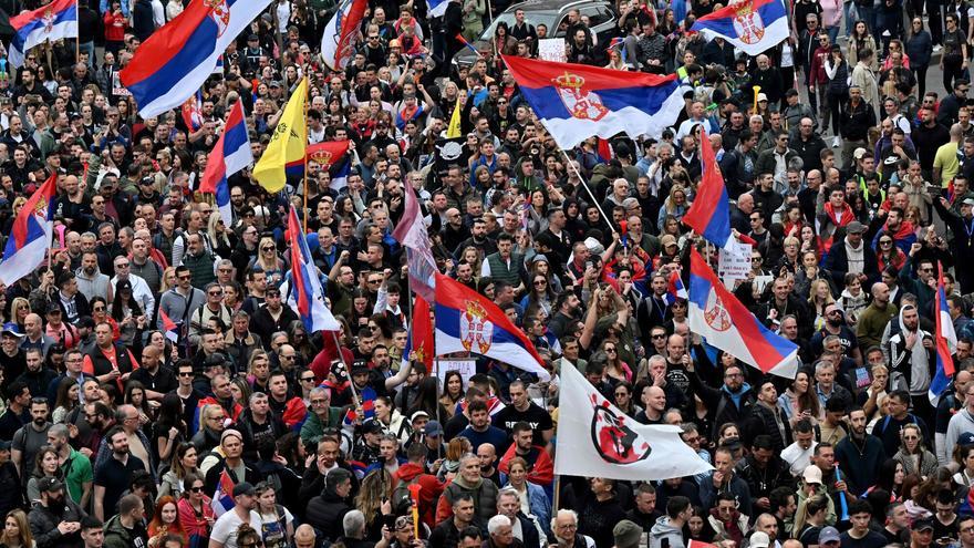 Cien mil manifestantes inundan Belgrado en la mayor concentración contra el gobierno de Vucic en décadas