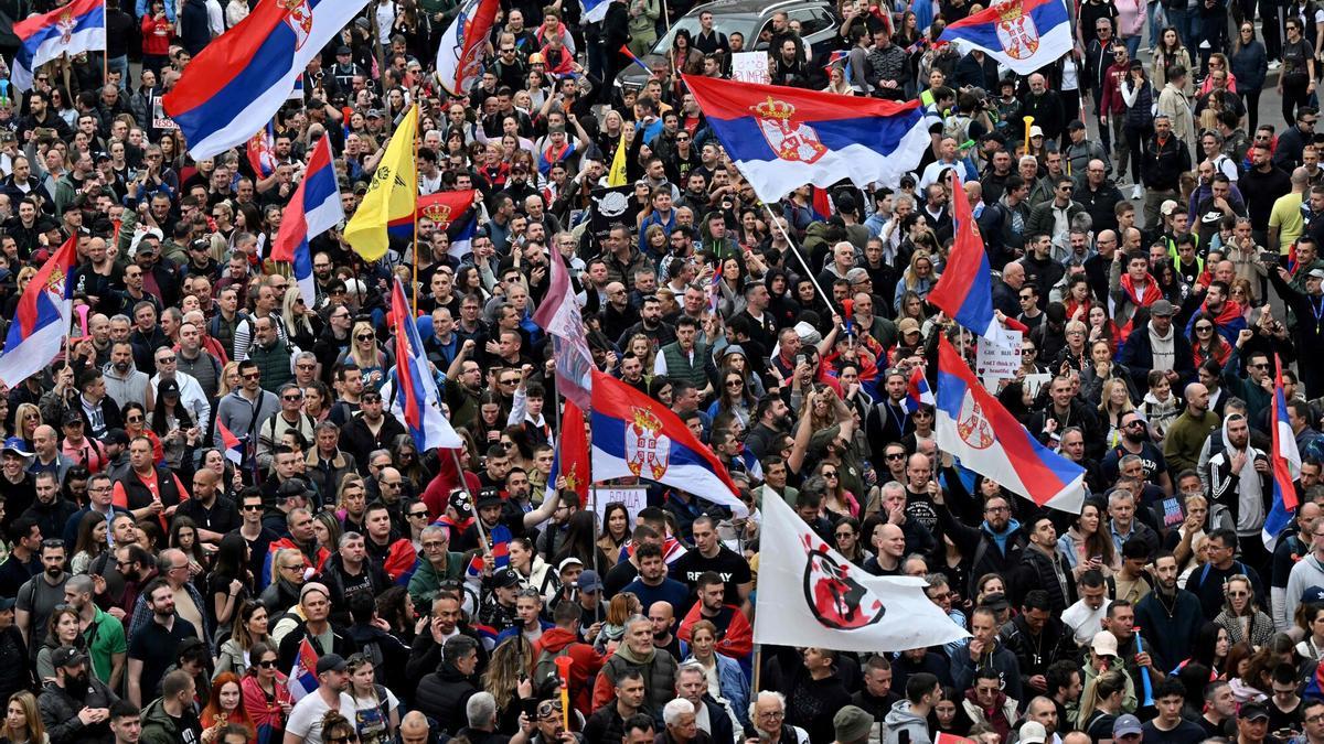 Cien mil manifestantes inundan Belgrado en la mayor concentración contra el gobierno de Vucic en décadas