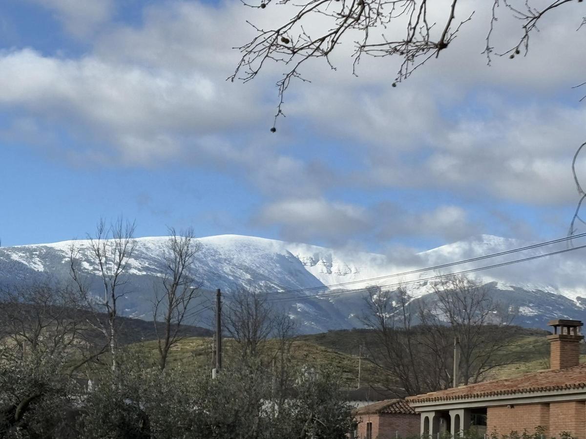 Archivo - Sierra del Moncayo desde el Monasterio de Veruela.