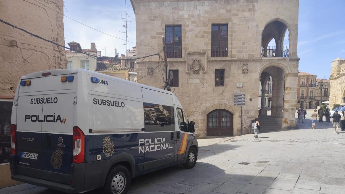 Furgón de la Unidad del Subsuelo en Zamora
