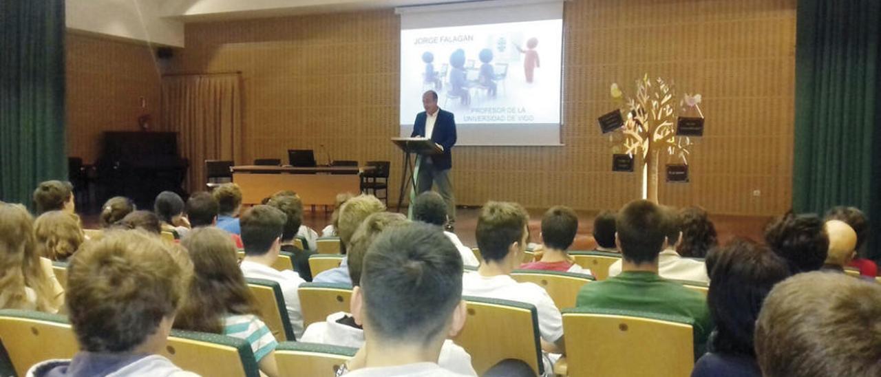 El profesor Jorge Falagán durante su charla a los alumnos del colegio.