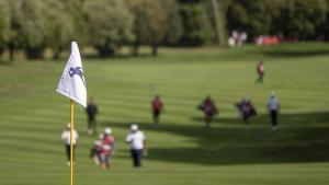 Barcelona. 07.05.2026. Deportes. La bandera con la silueta de Seve Ballesteros en el ‘green’ del hoyo 10 en el día que se inicia el Estrella Damm catalunya Champioship de golf y se rinde homenaje al jugador cántabro en el RC Golf El Prat, cuando se cumplen 15 años de su muerte. Fotografía de Jordi Cotrina