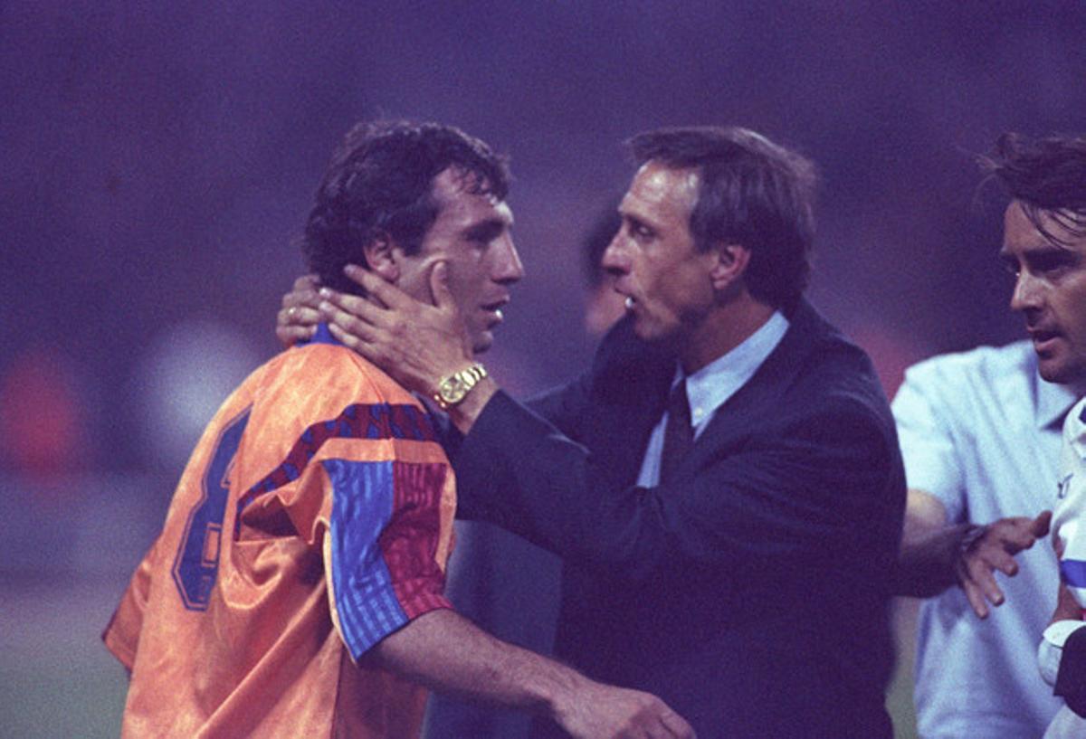 Cruyff felicita Stóitxkov al finalitzar el partit.
