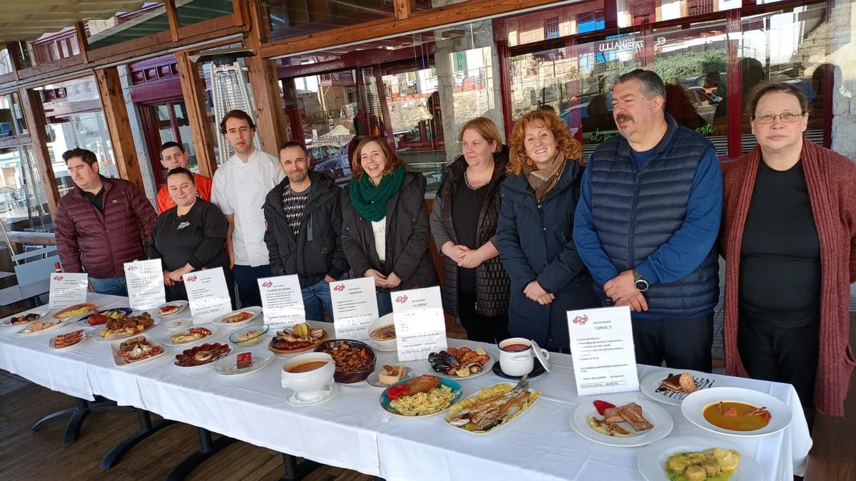 Los responsables de los establecimientos participantes, este lunes, durante la presentación.