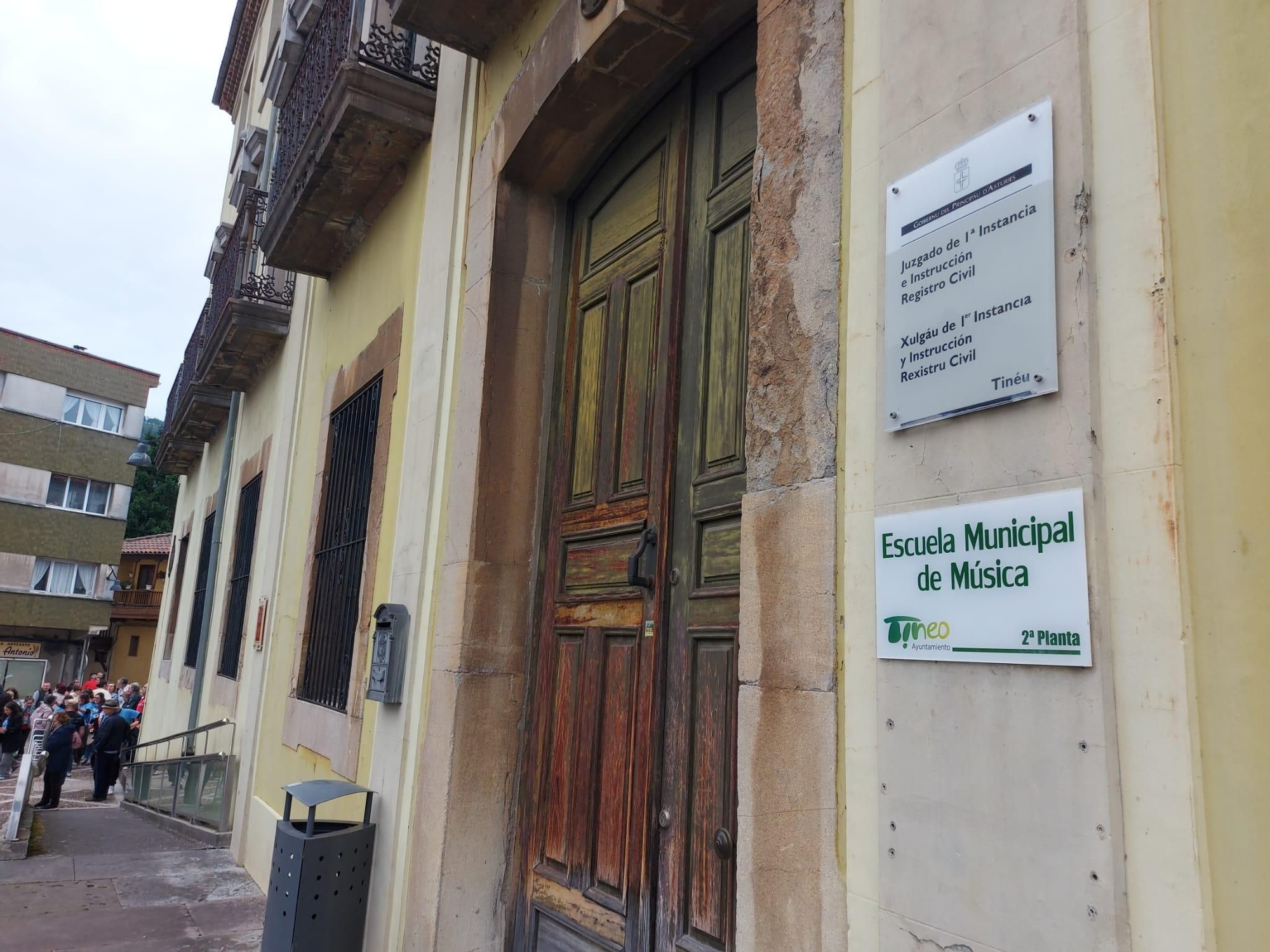 En imágenes: Así fue la manifestación contra el cierre de la Escuela de Música de Tineo
