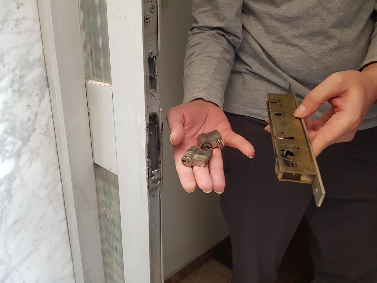 Muestra de los daños en la cerradura al forzar la entrada al portal..