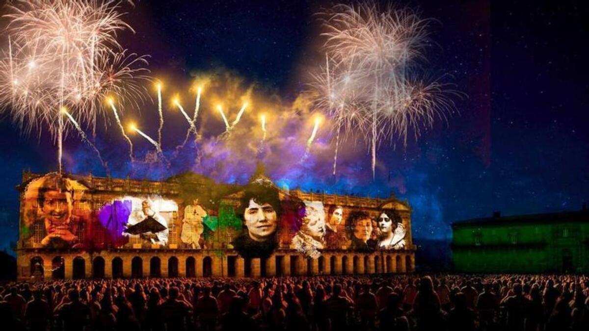 Foto de archivo de las Festas do Apóstolo con proyección sobre el Pazo de Raxoi