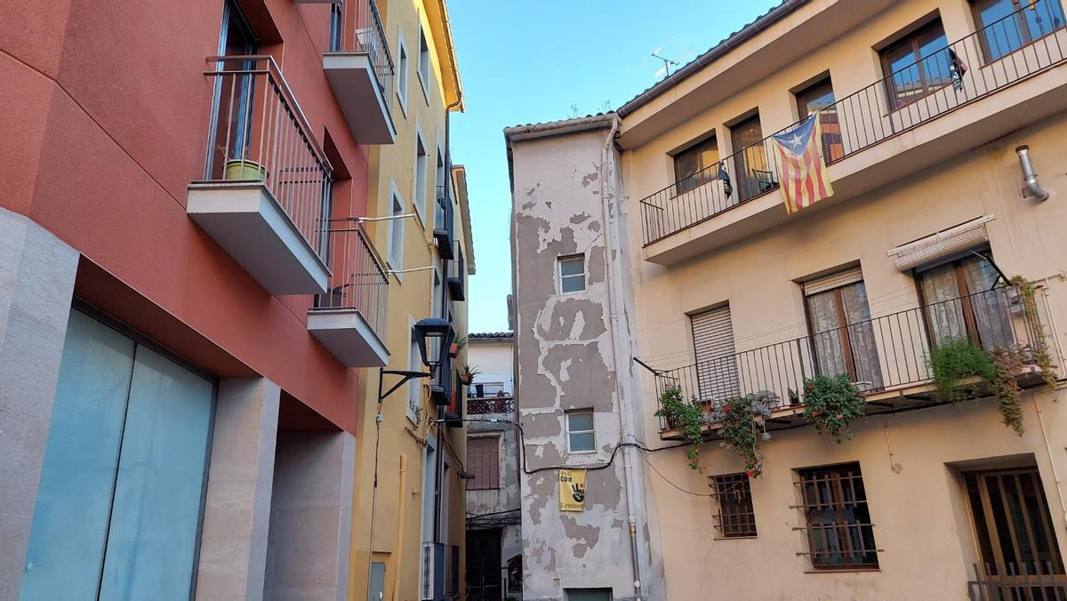 L'edifici (l'estret de la dreta) que s'ha d'enderrocar vist des de la plaça del Forn