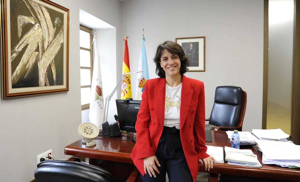 Paula Fernández Pena en tres momentos distintos da entrevista. | // BERNABÉ/JAVIER LALÍN