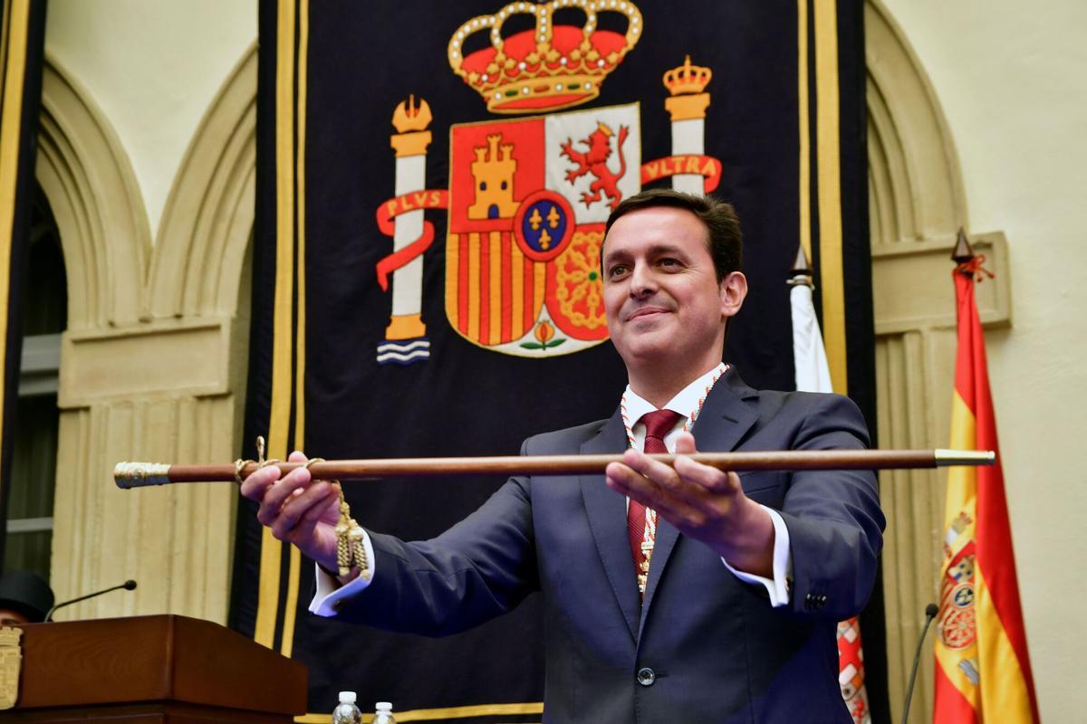 Imagen de archivo de Javier Aureliano García (PP) tras ser elegido presidente de la Diputación de Almería.