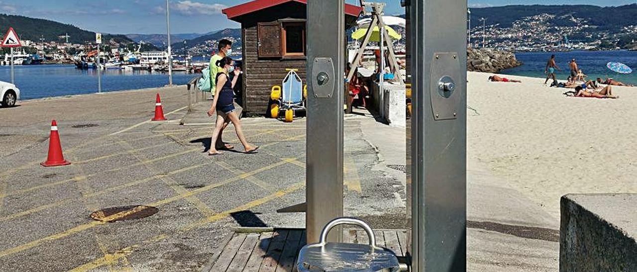 Plataforma de duchas en la playa urbana de Rodeira, en Cangas, ayer por la tarde.