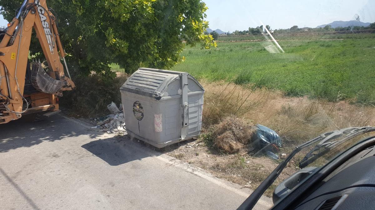 Recogida de enseres, escombros y otros residuos urbanos en San Vicente.