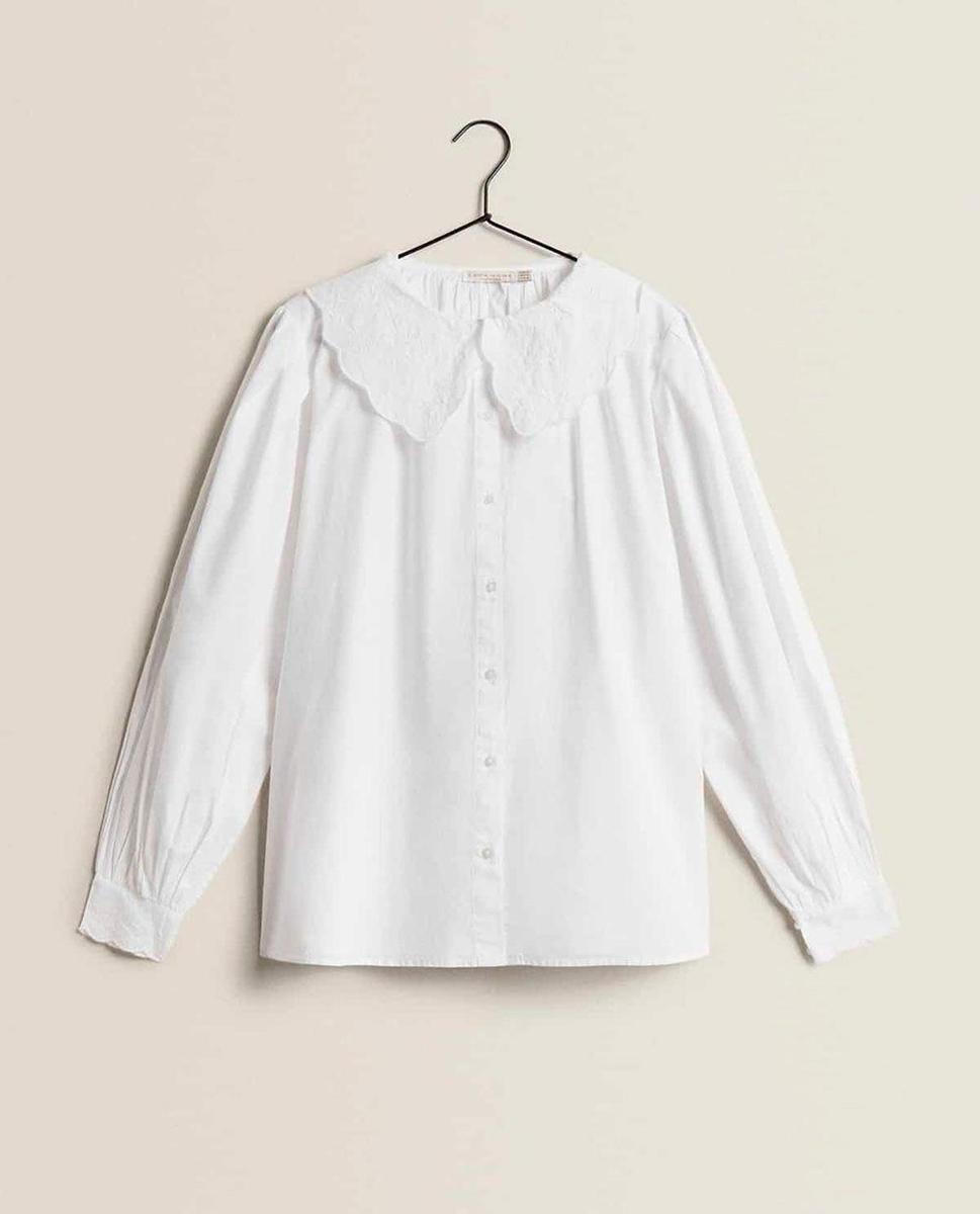 Camisa cuello bobo y bordados de Zara Home (precio: 19,99 euros)
