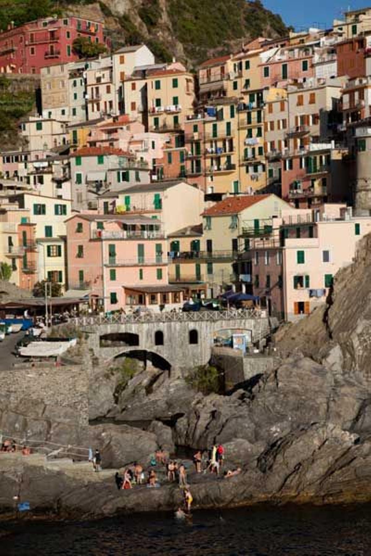 Manarola discurre por la ladera de la colina hasta el mar de Liguria.