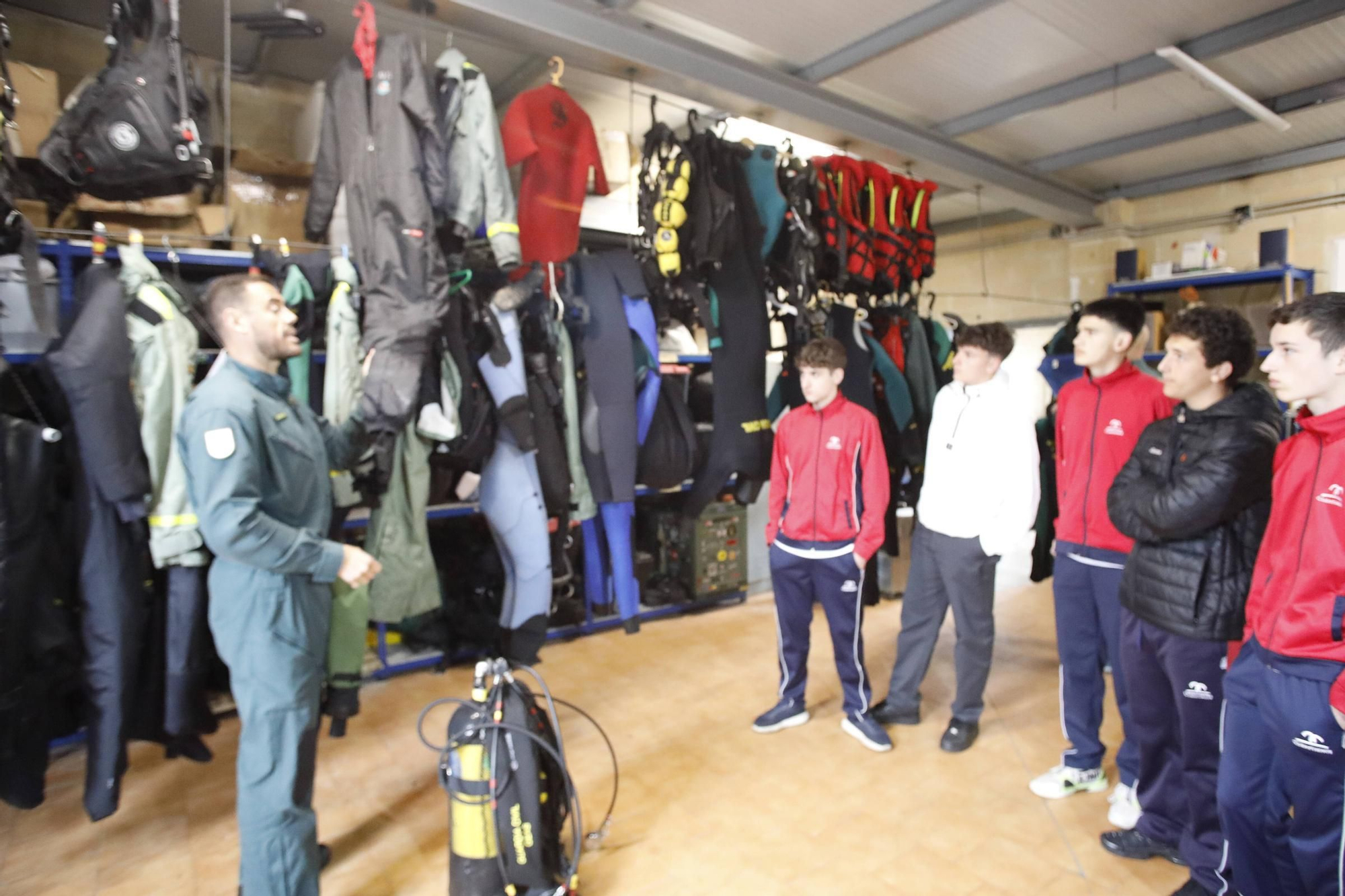 En imágenes: Los alumnos del Corazón de María de Gijón conocen cómo funciona cada unidad de la Guardia Civil