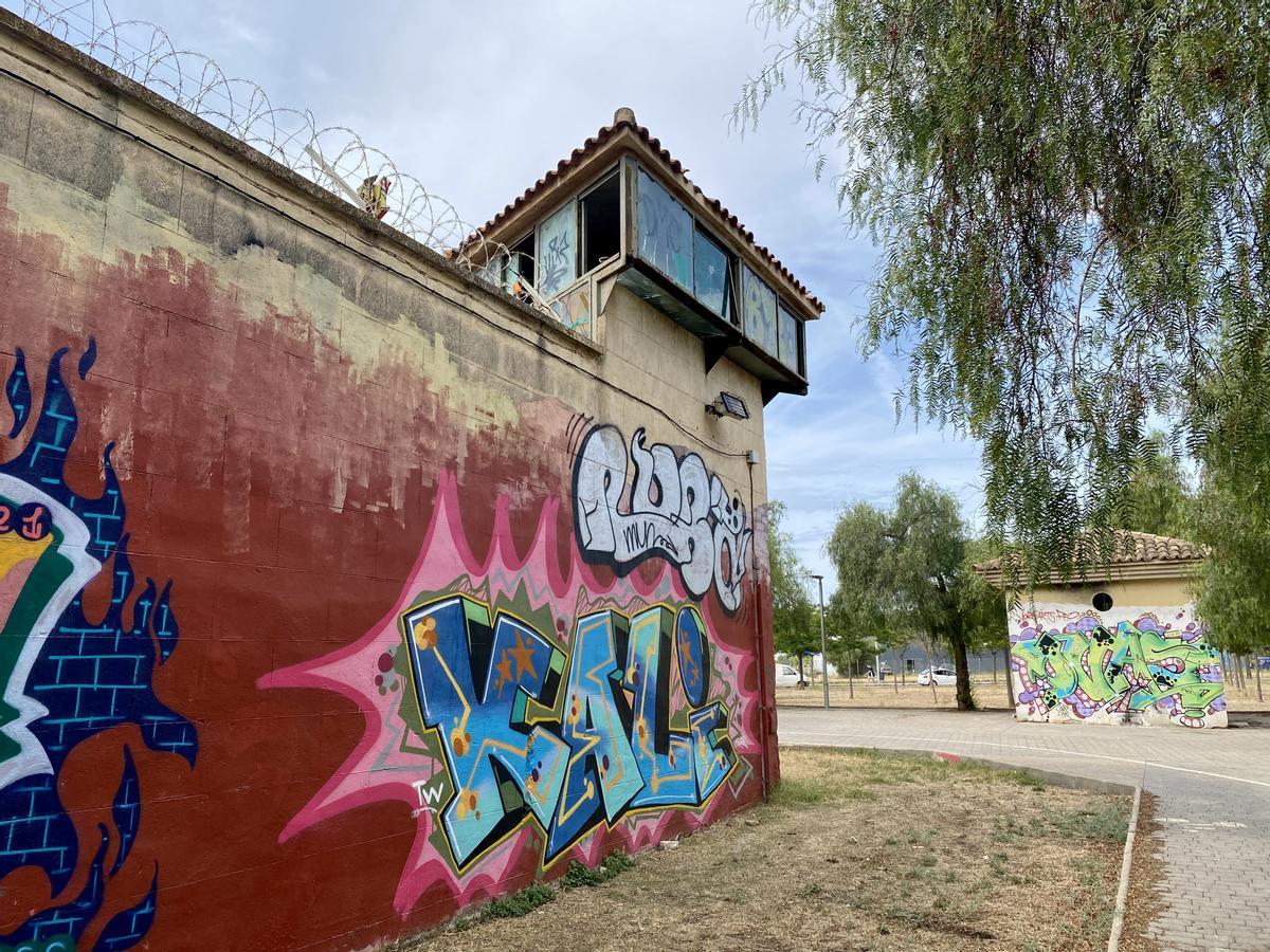 Una de las torres de vigilancia desde fuera