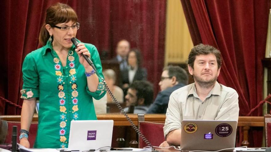 Camargo interviniendo en el Parlament. A su lado, Jarabo.