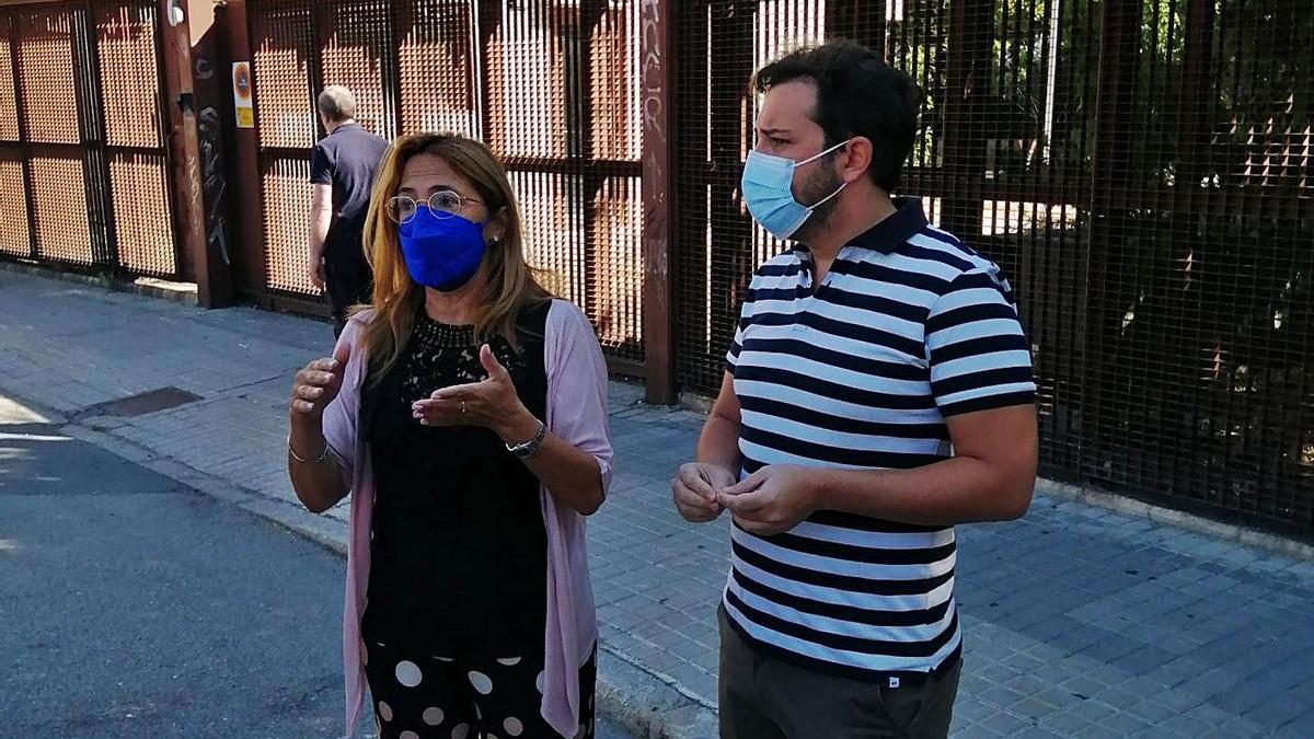 Mayte Martín Pozo y Víctor López de la Parte, ayer, frente al edificio del Banco de España. | Cedida