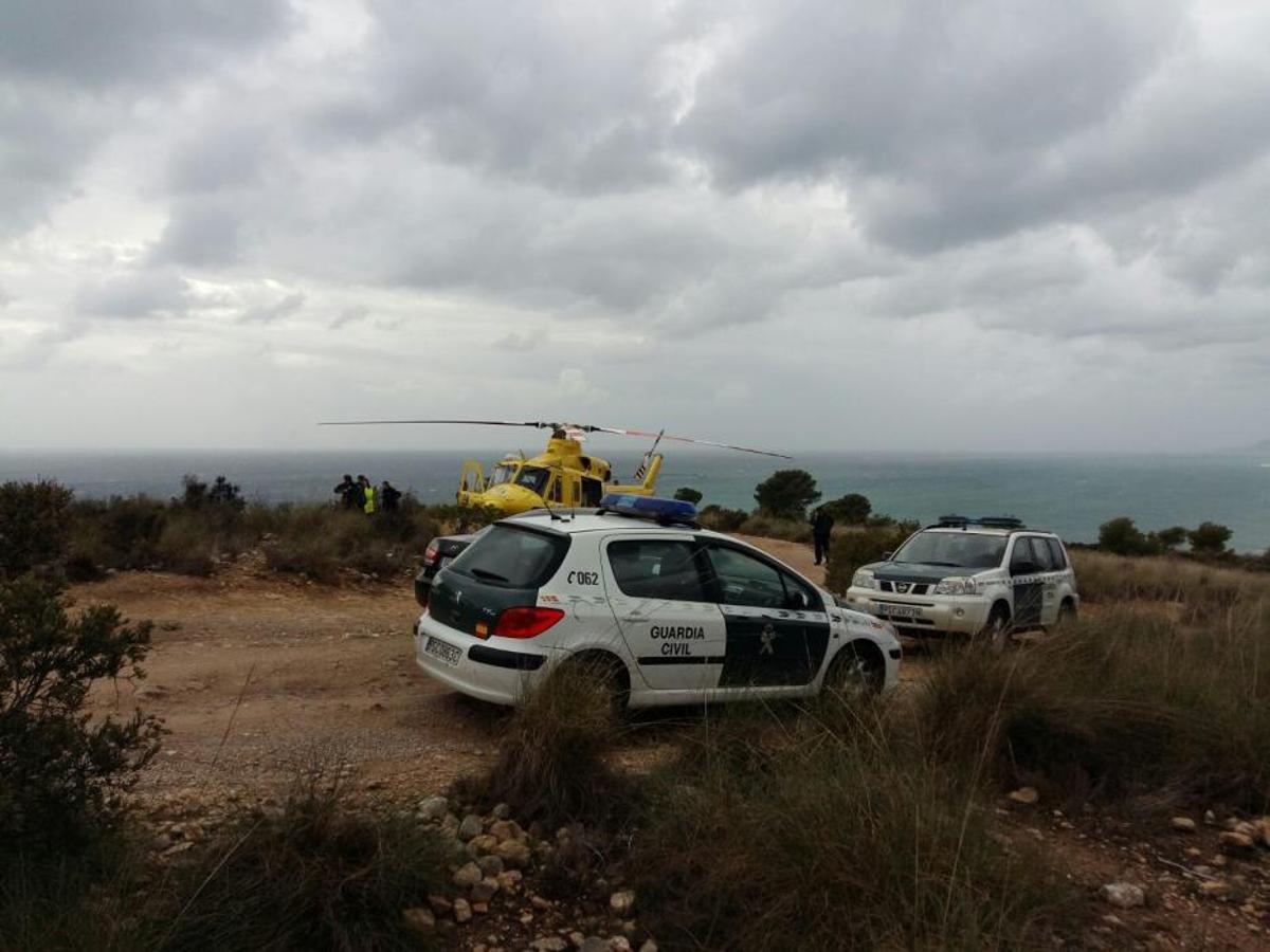 Los bomberos y la Guardia Civil recogen el cuerpo del fallecido en Finestrat