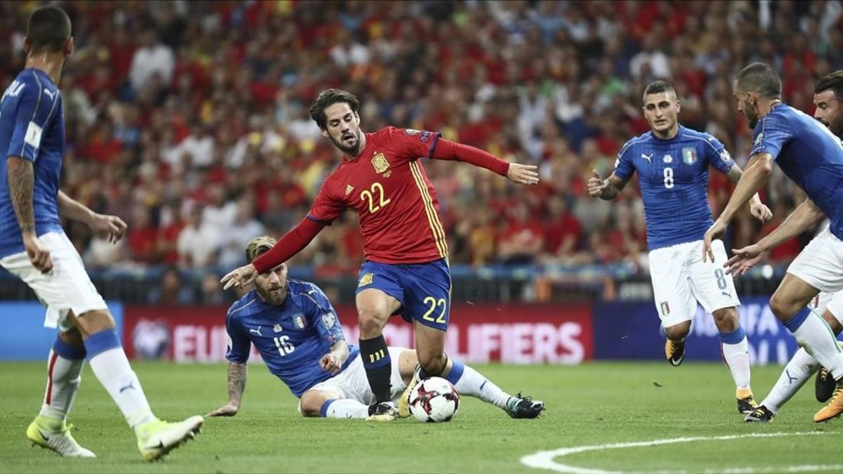 Isco avanza rodeado de contrarios  durante el partido contra Italia