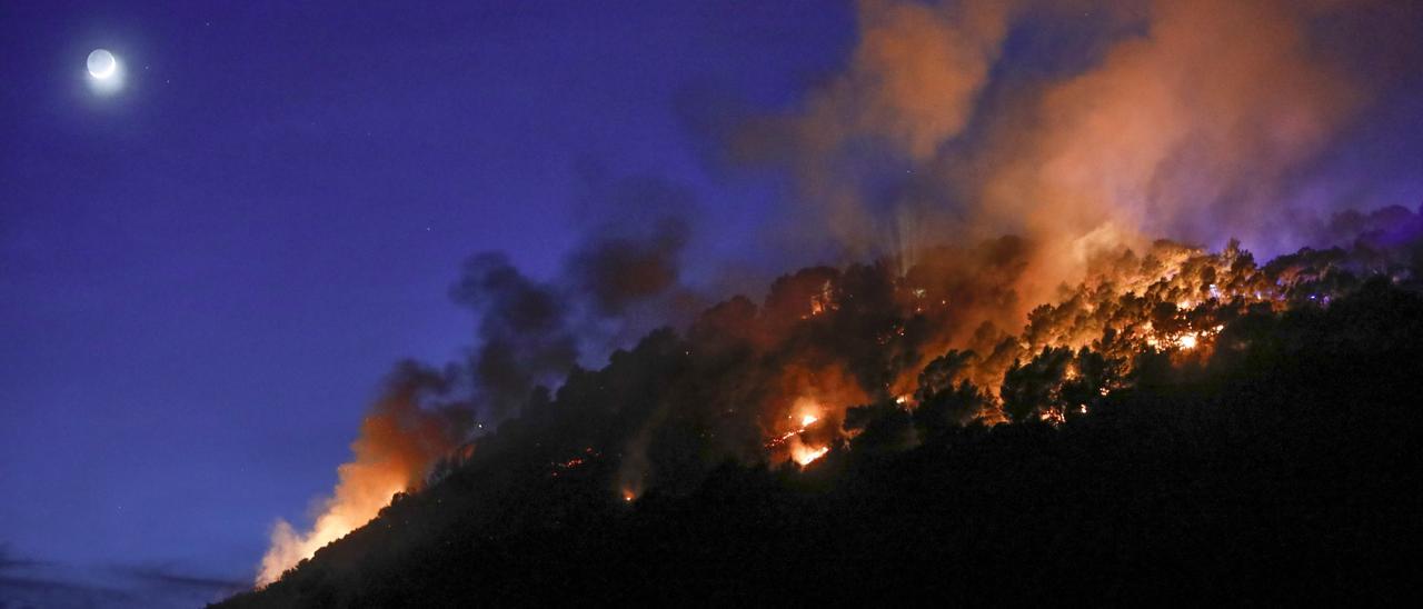 Un incendio forestal en Serra, en la Calderona, en febrero. Lo provocó una furgoneta que ardió en la carretera.