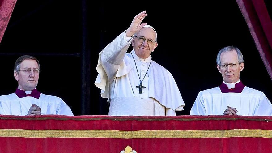 El papa Francisco saluda desde el balcón de la catedral de San Pedro en el Vaticano, en una imagen de archivo. | EFE-EPA/ANGELO CARCONI