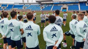 Luis Enrique da instrucciones a sus jugadores en San Petersburgo.