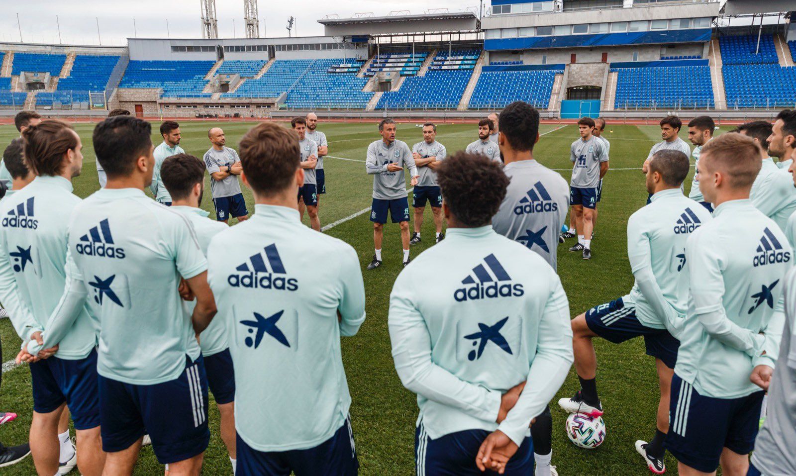 Luis Enrique da instrucciones a sus jugadores en San Petersburgo.