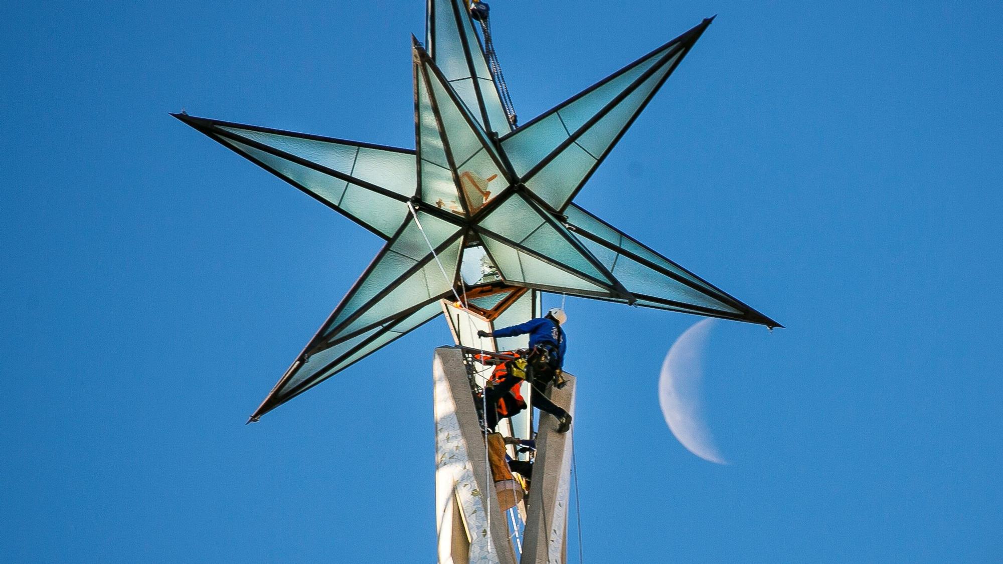 La Sagrada Familia corona la torre de la Virgen con una estrella de doce puntas.