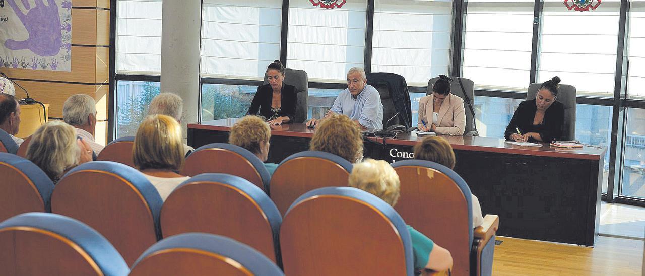 Reunión de la Mesa da Sanidade de Moaña, con el gerentre del área de Vigo, Javier Puente, presente.