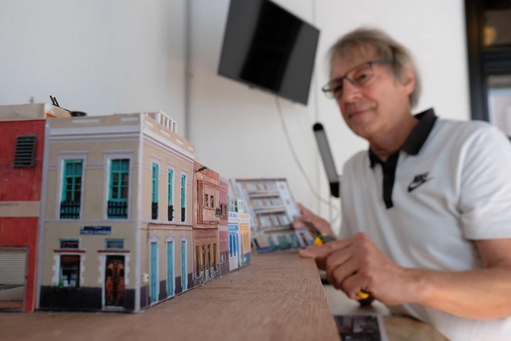 Klaus, el alemán que hace maquetas del barrio de La Isleta.