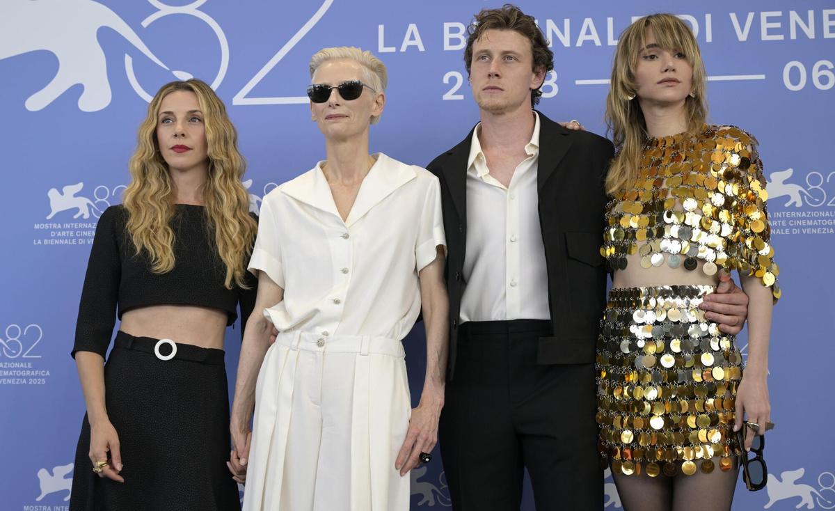 Sophia Di Martino, Tilda Swinton, George Mackay y Suki Waterhouse, este sábado en Venecia.