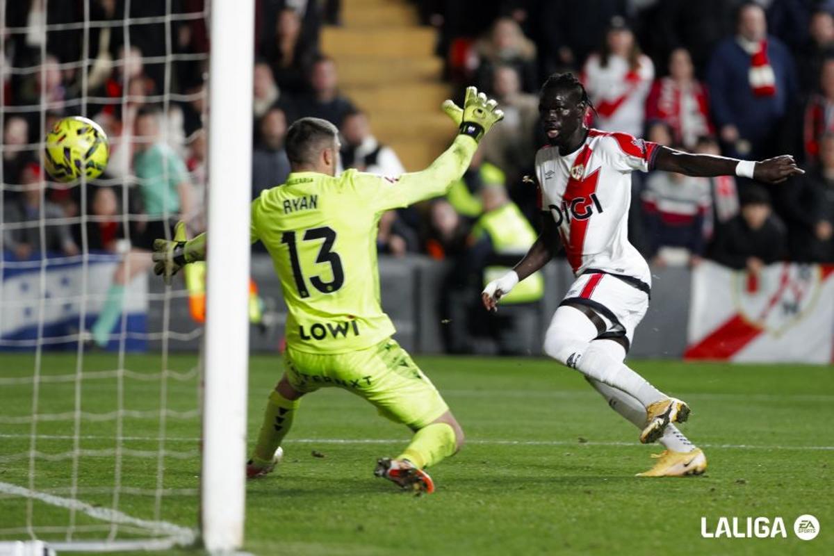 Momento en el que el jugador rayista remata a gol después de ayudarse con la mano