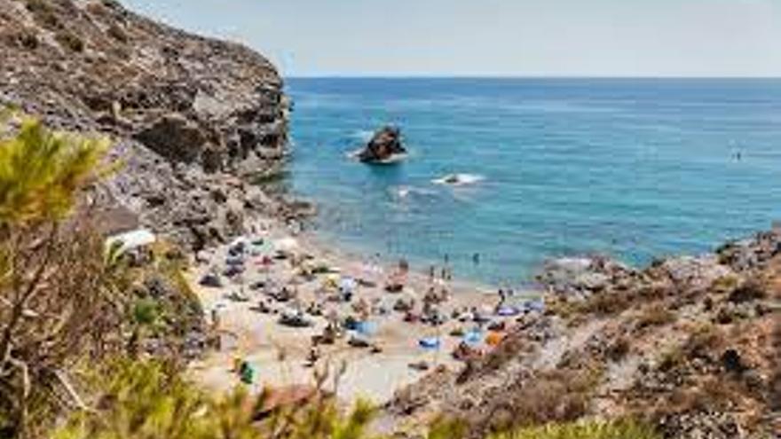 junto al parque natural de Calblanque y con vistas al mar Mediterráneo