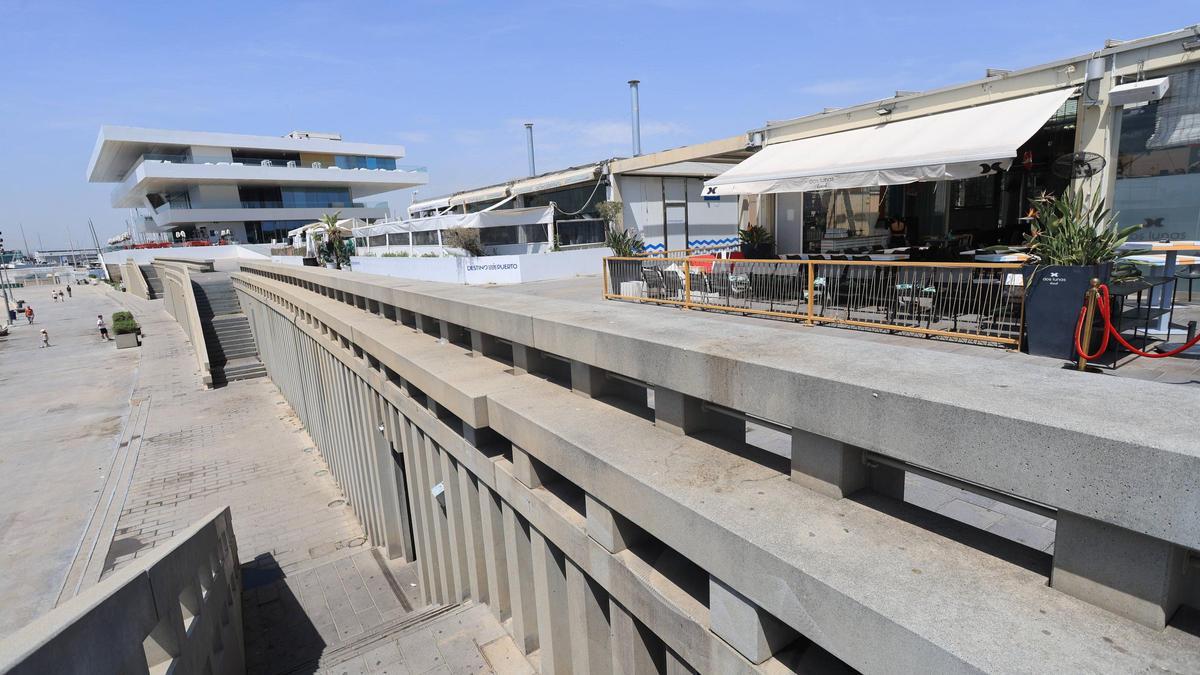 Muro del paseo elevado del aparcamiento del Veles e Vents donde se produjo el accidente en el que ha fallecido un menor