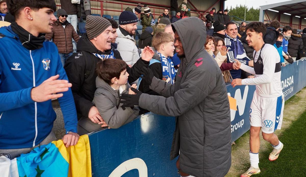 Alassan y David saludan a los aficionados desplazados a Tajonar. |