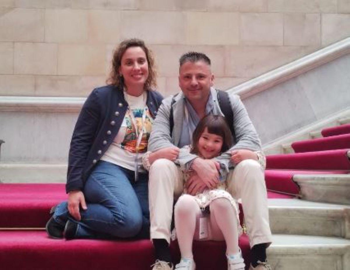 La família de l'Arlet, de set anys, al Parlament.