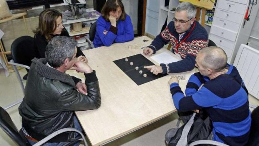 Adictos en un taller de mejora de la memoria, con el neuropsicólogo Adolfo Piñón.  // Marta G. Brea