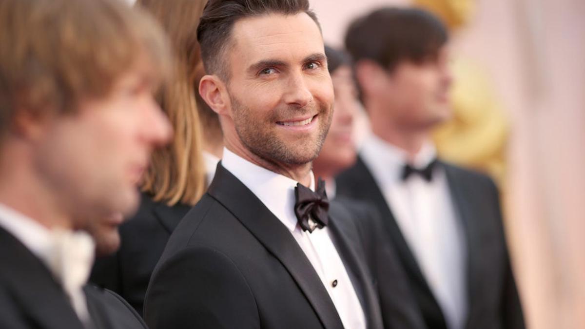 Adam Levine sonriendo