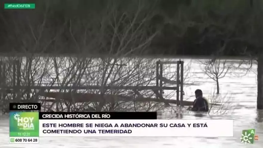 Las cámaras de Canal Sur cazan a un hombre nadando en el Guadalete a la altura Jerez tras negarse a abandonar su casa