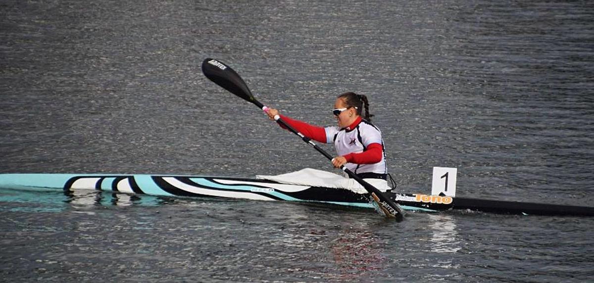 La palista de Antella Bárbara Pardo durante una prueba, en una imagen de archivo. | LEVANTE-EMV