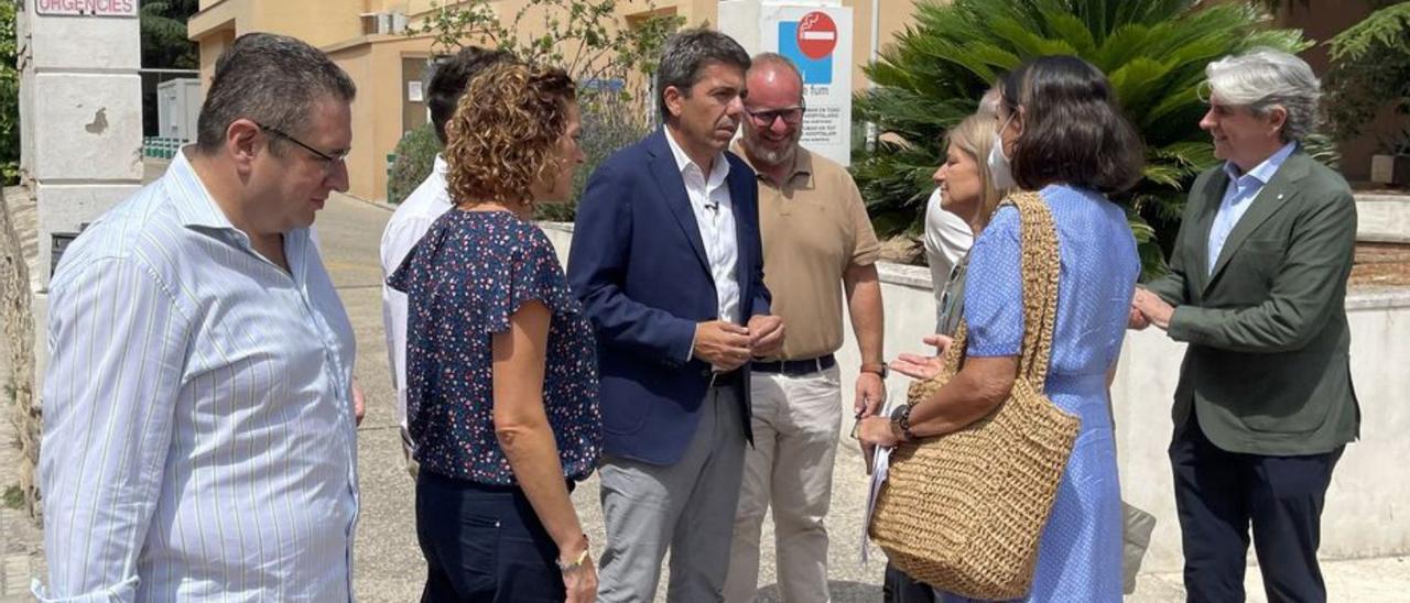 Carlos Mazón, con representantes locales del PP, ayer. | LEVANTE-EMV