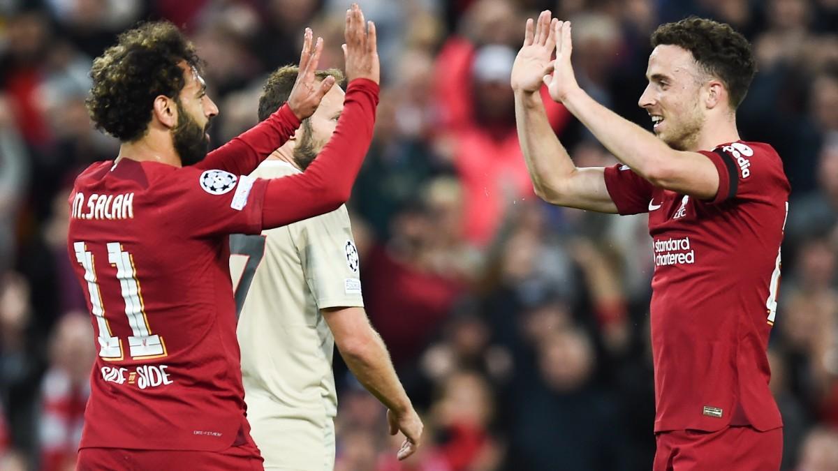 Salah y Jota celebran un gol con el Liverpool