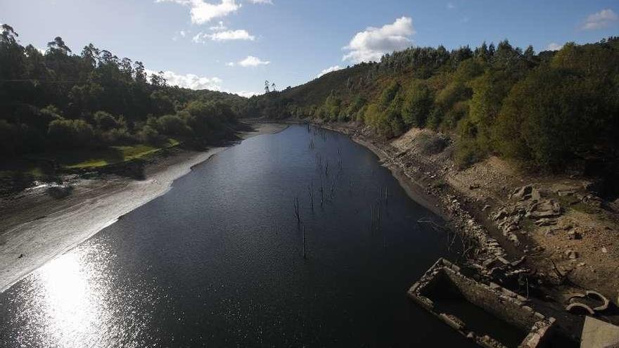 Agua embalsada en la presa de Eiras el pasado mes de octubre. // Ricardo Grobas