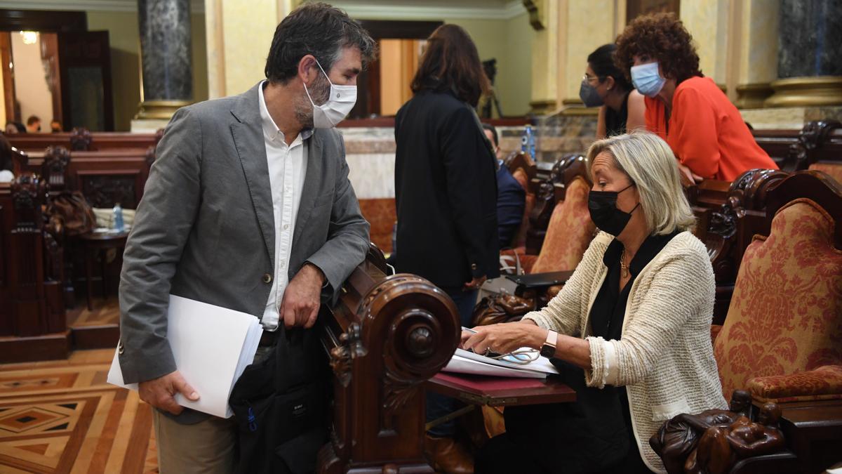 Juan Díaz Villoslada y Rosa Gallego, antes del inicio de un pleno municipal.