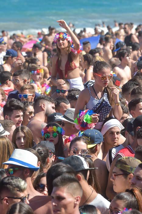 Fiesta de carnaval en la playa